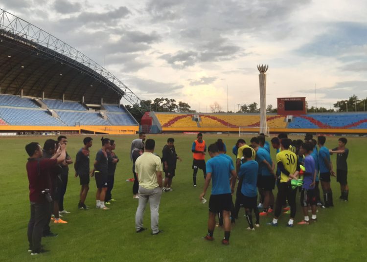 Pelatih Sriwijaya FC Budiardjo Thalib memberikan arahan kepada para pemain usai latihan di Stadion Gelora Sriwijaya, Palembang, Rabu (22/01). (fornews.co/iwan setiawan)