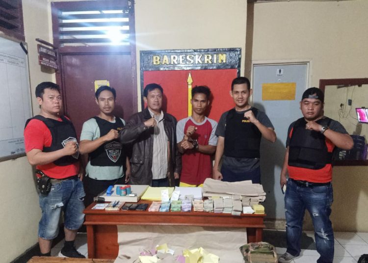 Tersangka saat diamankan di Mapolsek Pampangan, Rabu (22/01). (IST)
