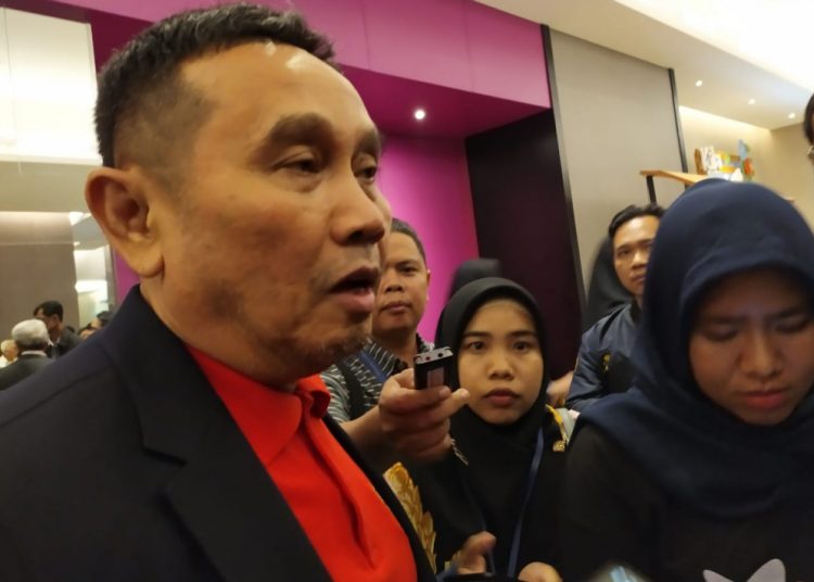 Ketua Asprov PSSI Sumsel Ucok Hidayat menjawab pertanyaan wartawan di Hotel The Zuri Palembang, Minggu (26/01). (ist)