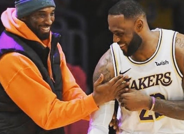 Legenda NBA dan LA Lakers Kobe Bryant saat memberi selamat kepada LeBron James yang melampaui rekornya di NBA, di Wells Fargo Center, Philadelphia, Sabtu (25/01). (instagram)