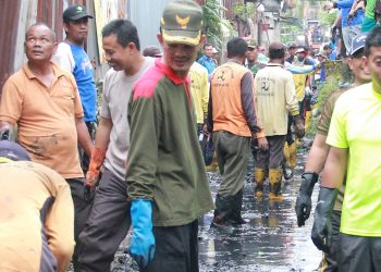 Wali Kota Palembang, Harnojoyo saat melakukan gotong royong. Foto: Istimewa