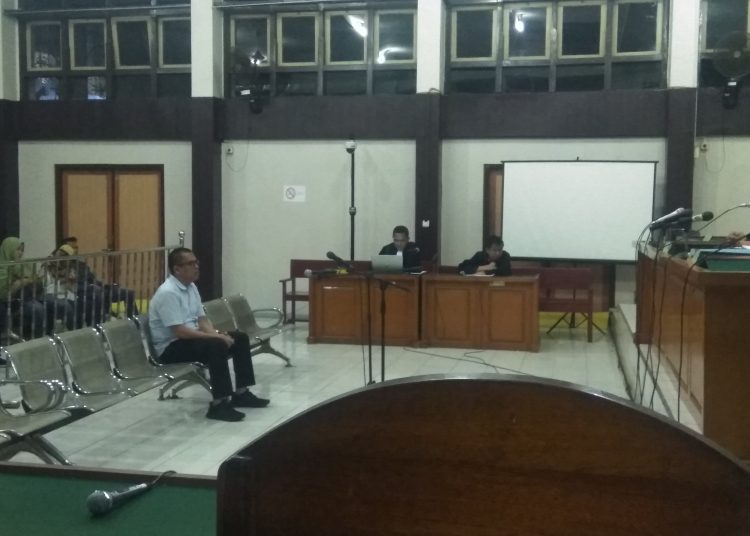 Terdakwa Robby Okta Fahlevi saat mendengar vonis dari Majelis Hakim di Pengadilan Negeri Klas A1 Palembang. Foto: Alwi Alim