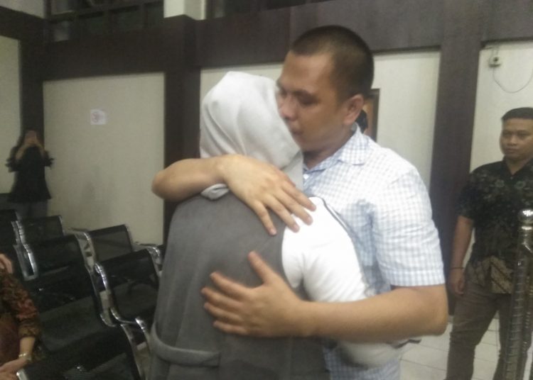 Terdakwa Robby Okta Fahlevi saat memeluk sang istri usai vonis di Pengadilan Negeri Klas A1 Palembang. Foto: Alwi Alim