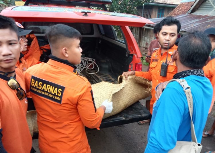 Tim Basarnas Palembang saat mengevakuasi jenazah Jihan Anggara, anak 7 tahun yang tenggelam di Sungai Musi, Kecamatan Sekayu, Kamis (30/01). (ist)