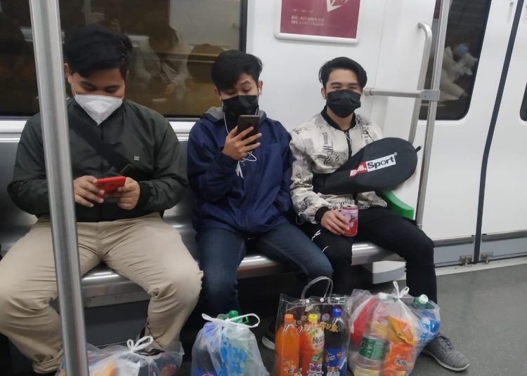 Rizky bersama rekannya yang terjebak di Tiongkok. Foto: Istimewa