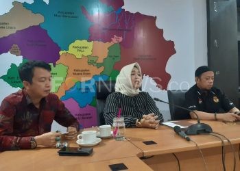 Ketua KPU Sumsel Kelly Mariana didampingi komisioner Amrah Muslimin dan Hepriyadi menjelaskan soal pemeriksaan yang dijalani di KPK kemarin pada Coffe Morning bersama wartawan di Sekretariat KPU Sumsel, Kamis (30/01). (fornews.co/iwan setiawan)