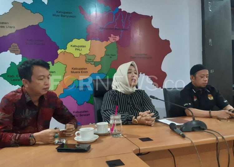 Ketua KPU Sumsel Kelly Mariana didampingi komisioner Amrah Muslimin dan Hepriyadi menjelaskan soal pemeriksaan yang dijalani di KPK kemarin pada Coffe Morning bersama wartawan di Sekretariat KPU Sumsel, Kamis (30/01). (fornews.co/iwan setiawan)