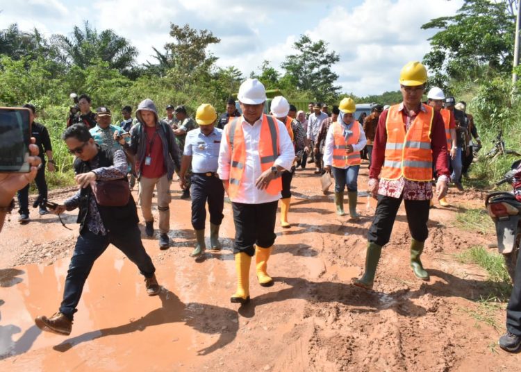 Bupati Banyuasin H. Askolani melintasi jalan poros Lubuk Lancang - Pulau Rimau yang dimulai pembangunannya, Jumat (24/1). Pembangunan jalan ini menggunakan dana pinjaman dari BSB. FOTO : IST