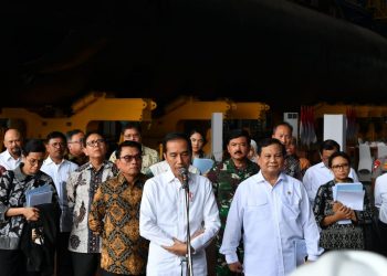 Presiden Joko Widodo memberikan keterangan pers saat berada di PT PAL, Surabaya, Jawa Timur, Senin (27/01). (humas kemensetneg)