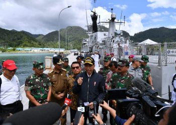 Presiden RI Joko Widodo menjawab pertanyaan wartawan usai meninjau KRI Usman Harun 359 dan KRI Karel Satsuit Tubun 356 di Pangkalan Angkatan Laut Terpadu Selat Lampa, Rabu (08/01). (humas kemensetneg)