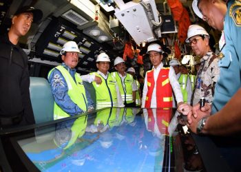 Presiden RI Joko Widodo saat meninjau panel dan mendapatkan penjelasan tentang KRI Alugoro di anjungan PT PAL, Surabaya, Jawa Timur, Senin (27/01). (humas kemensetneg)