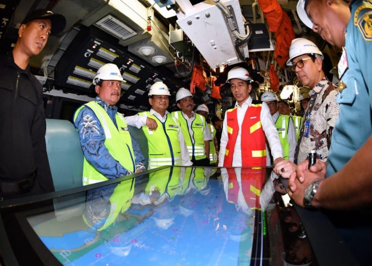 Presiden RI Joko Widodo saat meninjau panel dan mendapatkan penjelasan tentang KRI Alugoro di anjungan PT PAL, Surabaya, Jawa Timur, Senin (27/01). (humas kemensetneg)