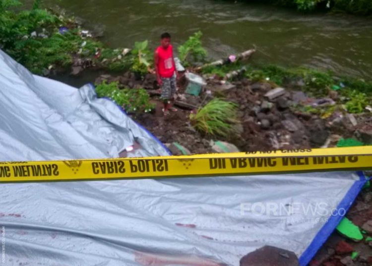 SEORANG warga di bawah longsoran talut Kali Winongo. (foto fornews.co/adam)