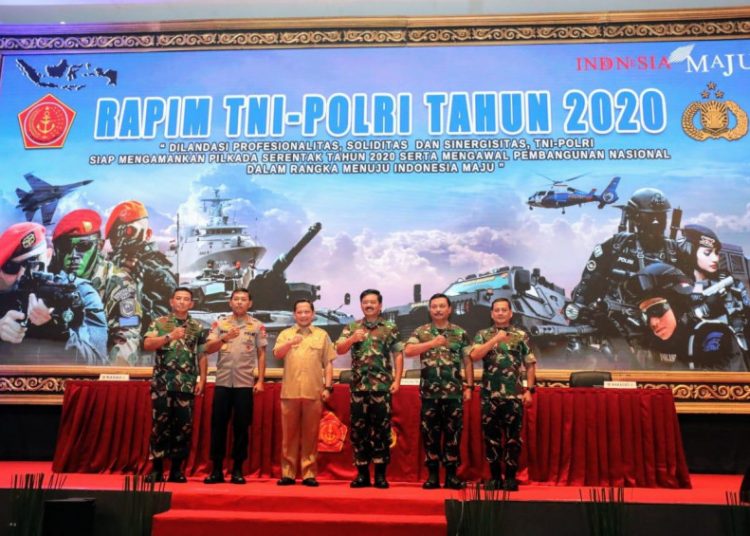 Kapolri Jenderal Pol Idham Azis (dua dari kiri); Mendagri Tito Karnavian (tiga dari kiri); dan Panglima TNI Marsekal Hadi Tjahjanto berfoto bersama seuai Rapat Pimpinan TNI-Polri Tahun 2020 di GOR Ahmad Yani, Mabes TNI Cilangkap, Jakarta Timur, Selasa (28/1). Foto : Humas Kemendagri