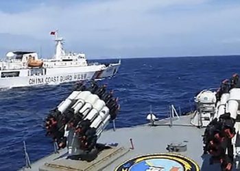 KRI Tjiptadi-381 saat mengusir kapal Coast Guard China di perairan Natuna, Kamis (02/01). (ist)