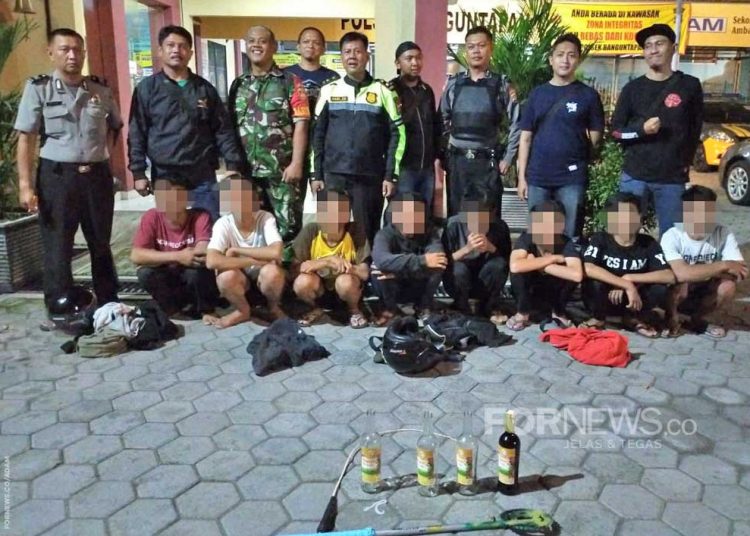 PARA pelajar SMP yang diduga akan melakukan tawuran digelandang petugas gabungan Polsek dan Koramil Banguntapan, Bantul. (foto fornew.co/polsek banguntapan)
