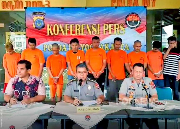 KEPADA wartawan Kabidhumas Polda DIY Kombes Pol. Yuliyanto, S.I.K., M.Sc. saat memberikan keterangannya di Mapolda DIY, Jum’at. (foto fornews.co/adam)