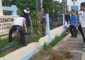 Jajaran Dinkes OKI saat melakukan kerja bakti pembersihan lingkungan, Jumat (03/01). (foto : fornews.co / Riyan Fahrizal)