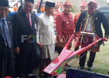 Gubernur Sumsel, Herman Deru didampingi Bupati Ogan Ilir, Ilyas Panji Alam dan beberapa pejabat lainnya saat meninjau kondisi alat pertanian milik Pemkab OI, Selasa (07/01). (Foto : fornews.co / Riyan Fahrizal)