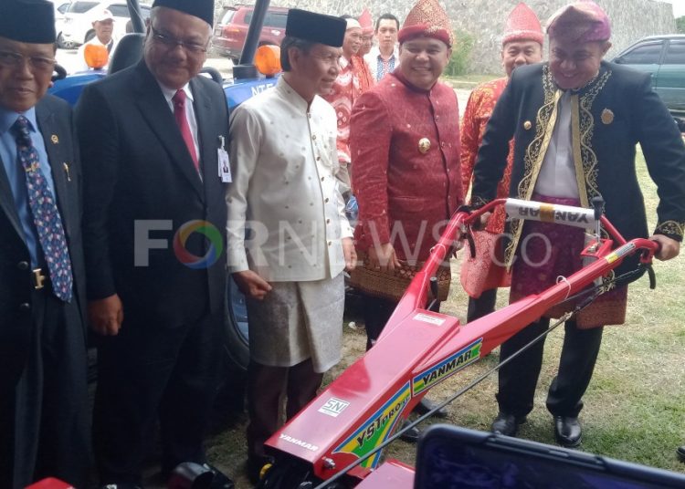Gubernur Sumsel, Herman Deru didampingi Bupati Ogan Ilir, Ilyas Panji Alam dan beberapa pejabat lainnya saat meninjau kondisi alat pertanian milik Pemkab OI, Selasa (07/01). (Foto : fornews.co / Riyan Fahrizal)