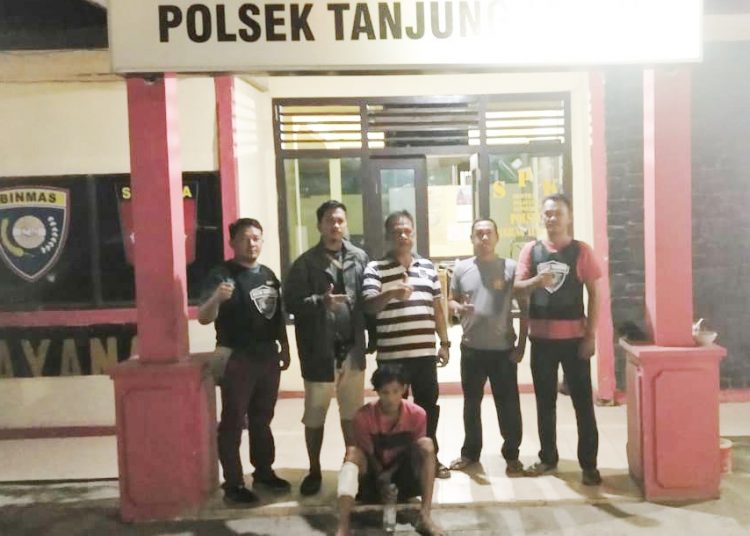 Tersangka Eko yang hanya bisa tertunduk lesu saat diamankan oleh Polsek Tanjung Lubuk, Jumat (24/01) dini hari. (IST)