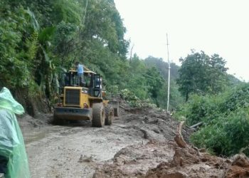 Salah satu titik jalan yang terdampak longsor di Sumsel. Foto: Istimewa