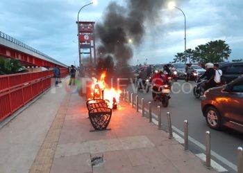 Tempat sampah di Jembatan Ampera terbakar, Rabu (01/01) petang. (fornews.co/iwan setiawan)