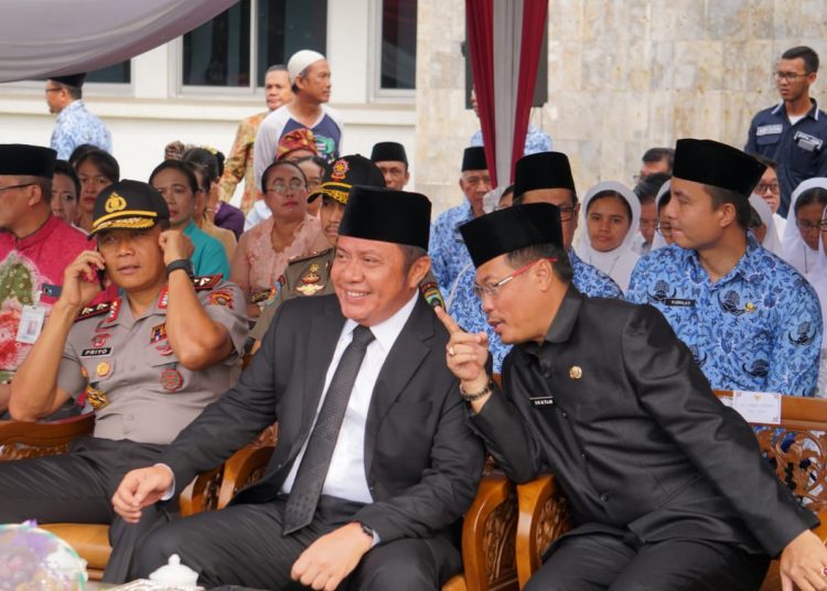 Gubernur Sumsel Herman Deru berbincang dengan Kakanwil Kemenag Sumsel HM Alfajri Zabidi pada peringatan Hari Amal Bakti (HAB) ke-74 tahun 2020 di halaman Kantor Gubernur Sumsel, Jumat (03/01). (ist)
