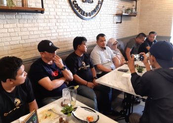 Pelatih Sriwijaya FC Budiardjo Thalib dikenalkan kepada wartawan oleh Manajer Sriwijaya FC Hendri Zainuddin di Numa Coffee & Barber's, Sabtu (04/01). (fornews.co/iwan setiawan)