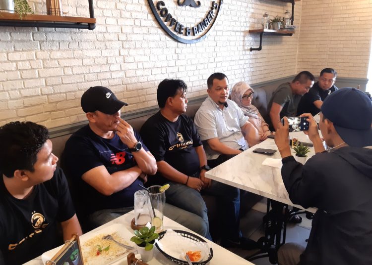 Pelatih Sriwijaya FC Budiardjo Thalib dikenalkan kepada wartawan oleh Manajer Sriwijaya FC Hendri Zainuddin di Numa Coffee & Barber's, Sabtu (04/01). (fornews.co/iwan setiawan)