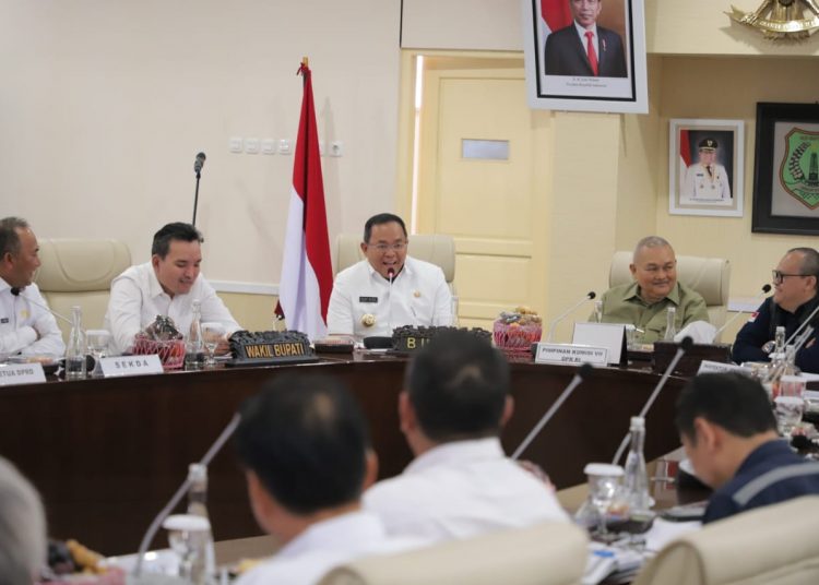 Bupati Muba Dodi Reza Alex memimpin Rakor Pengelolaan Sumur Minyak Tua di ruang rapat Serasa Sekate, Rabu (08/01). (humas pemkab muba)