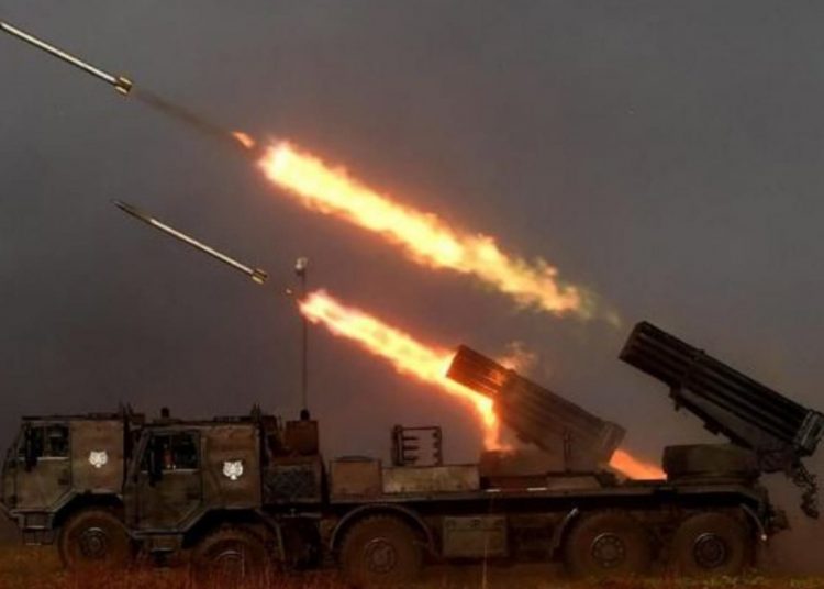 Pasukan artileri Korps Garda Republik Iran melakukan serangan rudal ke pangkalan Amerika Serikat di Irak, Selasa (07/01) malam waktu setempat. (ist)