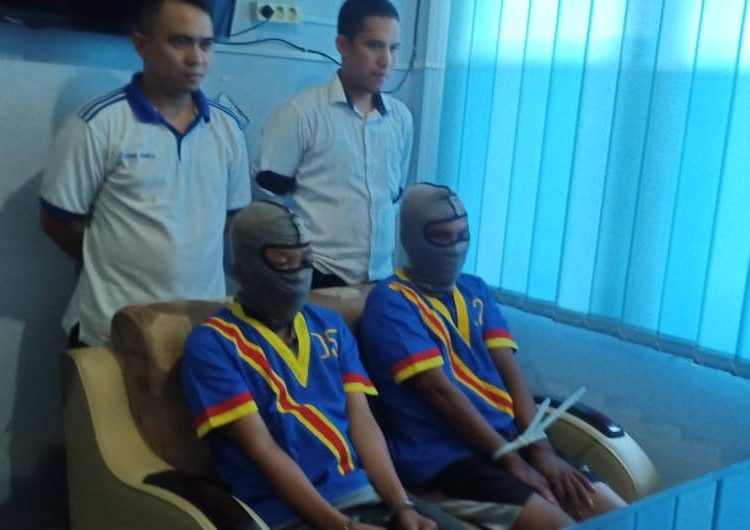 Kedua perompak yang membajak tugboat dan tongkang di perairan Sungai Musi diamankan di Direktorat Polairud Polda Sumsel, Rabu (08/01). (ist)