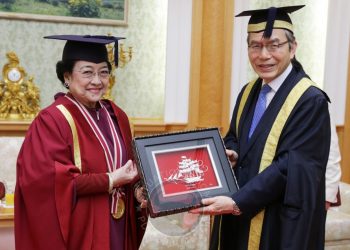 Megawati Soekarnoputri menerima cenderamata dari Rektor Universitas Soka, Yoshihisa Baba, usai dikukuhkan sebagai DR Honoris Causa dari Rektor Universitas Soka, Rabu (8/1). (dok. pdi perjuangan)
