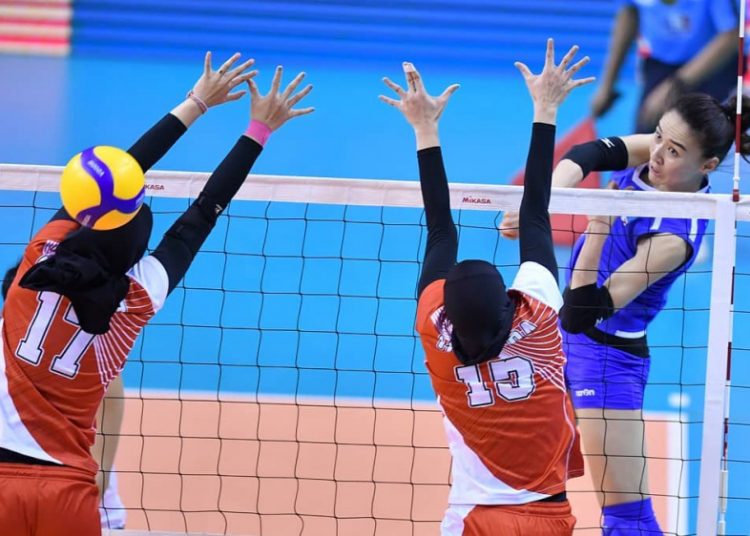 Pemain timnas voli putri Indonesia Tri RetnoMutiara Lutfi (13) dan Wilda Siti Nurfadila Sugandi (17) mencoba memblok smes keras yang dilepaskan pemain Kazakhstan pada pertandingan kualifikasi Olimpiade 2020 di Nakhon Ratchasima, Thailand, Rabu (08/01). (avc)