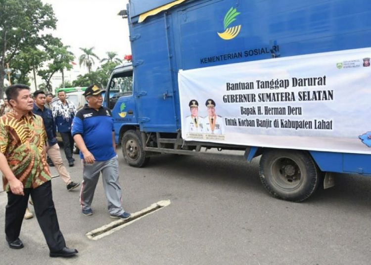 Gubernur Sumsel Herman Deru saat melepas Tim Satgas Gabungan Tanggap Bencana dan bantuan bagi korban banjir di Kabupaten Lahat yang dilaksanakan di halaman Kantor Gubernur Sumsel, Jumat (10/01). (humas provinsi sumsel)