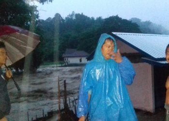 Warga berjaga-jaga dan mengawasi banjir bandang yang menyapu rumah mereka di Kabupaten Lahat. Kamis (09/01). (ist)