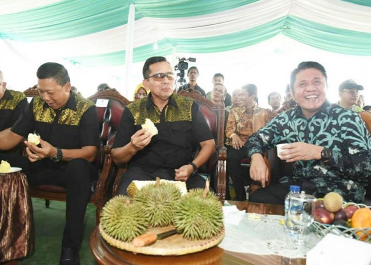 Pangdam II/Sriwijaya Mayjen TNI Irwan dan Kapolda Sumsel Irjen Pol Priyo Widyanto menikmati buah durian hasil tanaman Gubernur Sumsel Herman Deru saat menghadiri pembukaan Festival Buah dan Pertanian Unggulan III di Griya Agung Palembang, Sabtu (11/01). (humas provinsi sumsel)
