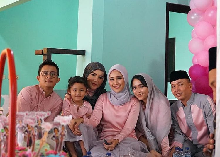Ayu Ting Ting memosting foto tasyakuran HUT ke-6 Bilqis Khumairah Razak, Sabtu (11/01) petang. (instagram ayu ting ting)