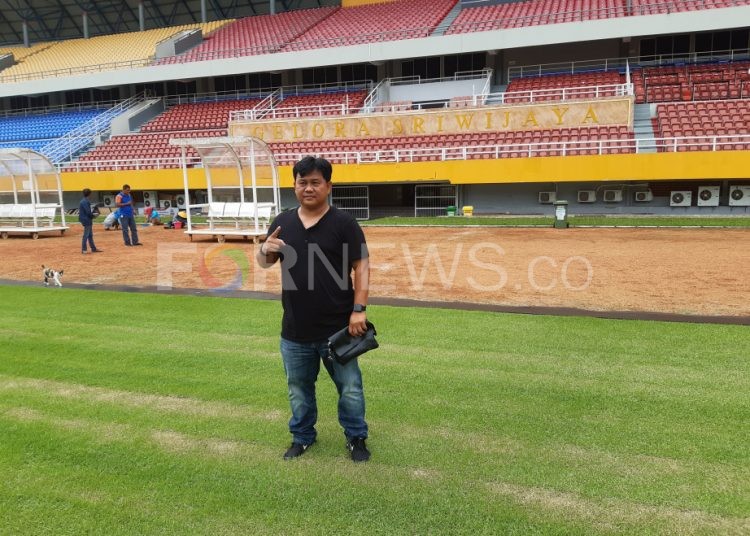 Pelatih Sriwijaya FC Budiardjo Thalib saat meninjau langsung Stadion Gelora Sriwijaya Palembang, Selasa (14/01). (fornews.co/iwan setiawan)