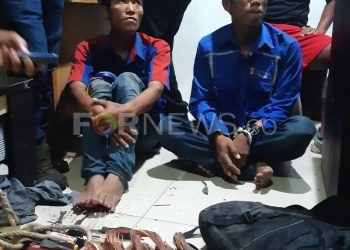 Dua pencuri kabel di area JSC yang tertangkap tangan mengenakan seragam PLN saat beraksi, Selasa (14/01). (fornews.co/ije)