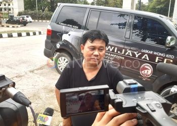 Pelatih Sriwijaya FC Budiardjo Thalib menjawab pertanyaan wartawan, Selasa (14/01). (fornews.co/iwan setiawan)