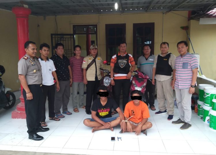 MIS (17) dan Yus (17) saat diamankan di Mapolsek Lempuing, Kabupaten OKI, Jumat (24/01). (IST)