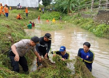 Kapolsek Sungai Keruh Iptu Darmawan dan Camat Sungai Keruh M Imron turun langsung membersihkan aliran air Sungai Tepakan yang membelah Desa Tebing Bulang, Jumat (10/01). (humas pemkab muba)