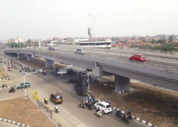 Situasi lalu lintas di flyover Jakabaring beberapa waktu lalu. Tahun ini pembangunan flyover Simpang Sekip Palembang harus batal. (ist)