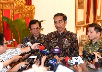 Presiden RI Joko Widodo memberikan keterangan kepada wartawan di Istana Negara, Jumat (24/01). (humas kemensetneg)