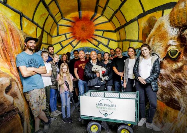 BERPOSE di terowongan yang kini menjadi jalur mural paling menarik di di Portslade, Sussex, Inggris. (foto fornews.co/mnn)