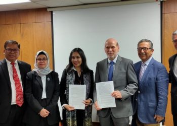 Direktur Utama Peruri Dwina Septiani Wijaya bersama direksi Banco Central de la Reserva del Peru (BCRP) usai menandatangani kontrak pencetak uang kertas Peru, di Lima, Peru, Selasa (04/02). (kbri lima)