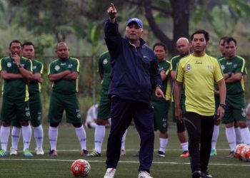 Direktur Edukasi Kepelatihan PSSI, Ahmad Bader memberikan instruksi kepada para peserta kursus kepelatihan Lisensi A AFC beberapa waktu lalu. (pssi)