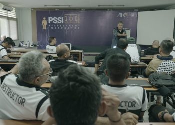 Senior Technical Advisor Coaching Education Director PSSI, Ahmad Bader memberikan materi kepada para pelatih dan instruktur lisensi A Pro yang diselenggarakan PSSI beberapa waktu lalu. (pssi)